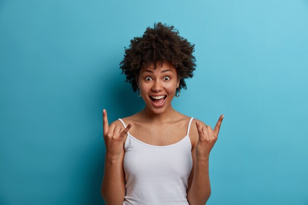 Mujer hermosa joven con pelo rizado aislado