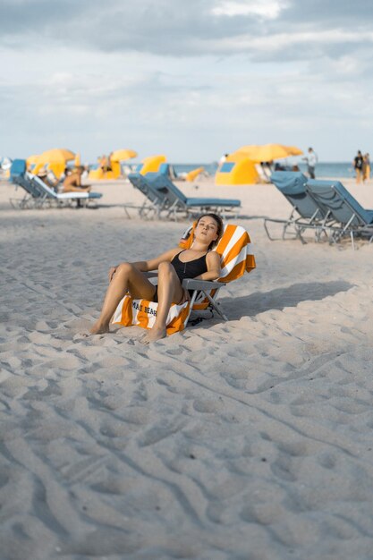 Mujer hermosa joven en la playa de Miami. Vacaciones en Miami.