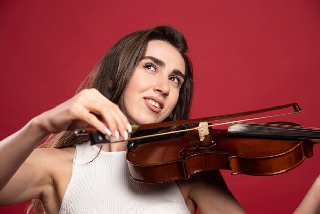 Mujer hermosa joven posando con un violín