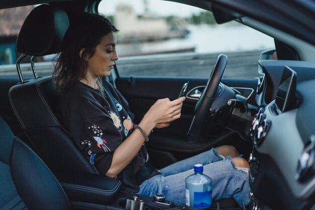 mujer hermosa joven que conducía el coche. retrato de primer plano