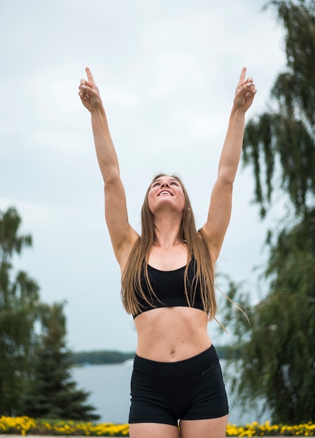 Foto gratuita mujer hermosa joven que disfruta del tiro medio