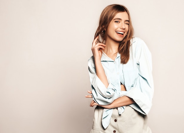 Mujer hermosa joven que mira. Muchacha de moda en ropa casual del verano. Modelo gracioso positivo. Parpadeo