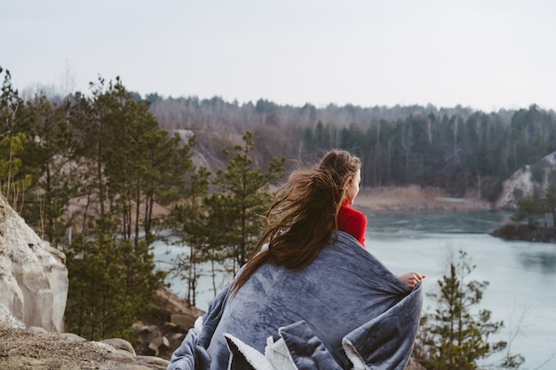 Foto gratuita mujer hermosa joven que presenta en un lago