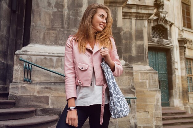 Mujer hermosa joven que viaja en Europa