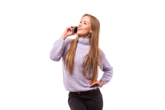 Foto gratuita mujer hermosa joven en el teléfono, aislado sobre una pared blanca