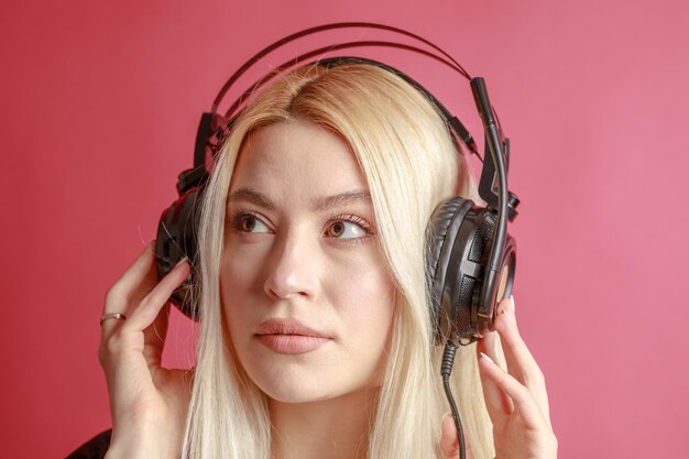 Mujer hermosa joven en traje brillante disfrutando de la música en casa