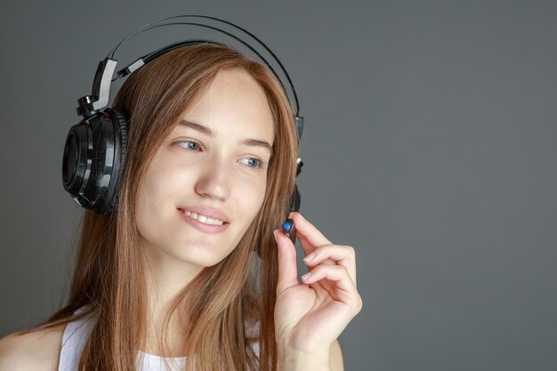 Mujer hermosa joven en traje brillante disfrutando de la música en casa