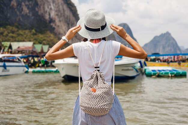 Mujer hermosa joven en traje de moda de verano, estilo casual, viajando con mochila, sombrero, gafas de sol, vacaciones en tailandia, asia