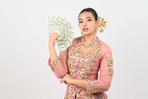 Mujer hermosa joven vestida en la cultura local en la pose de la región sur con billete