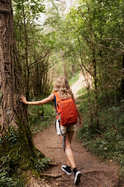 Foto gratuita mujer hermosa joven viajando en las montañas