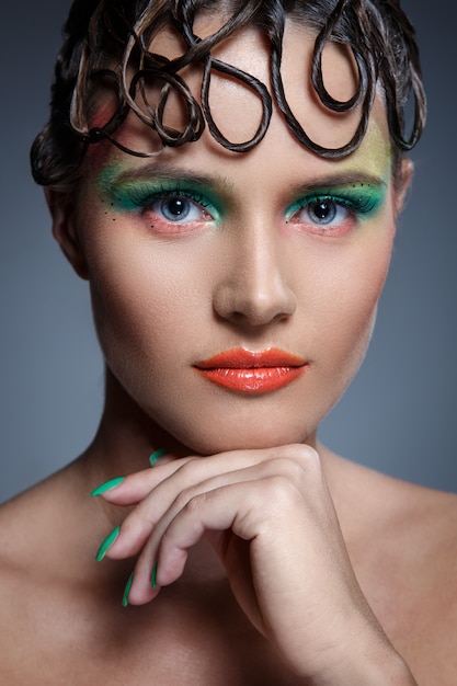 Mujer hermosa con maquillaje artístico