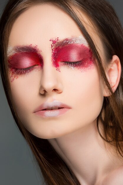 Mujer hermosa con maquillaje artístico