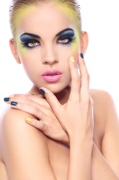 Foto gratuita mujer hermosa con maquillaje colorido