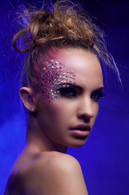 Foto gratuita mujer hermosa con maquillaje de fantasía