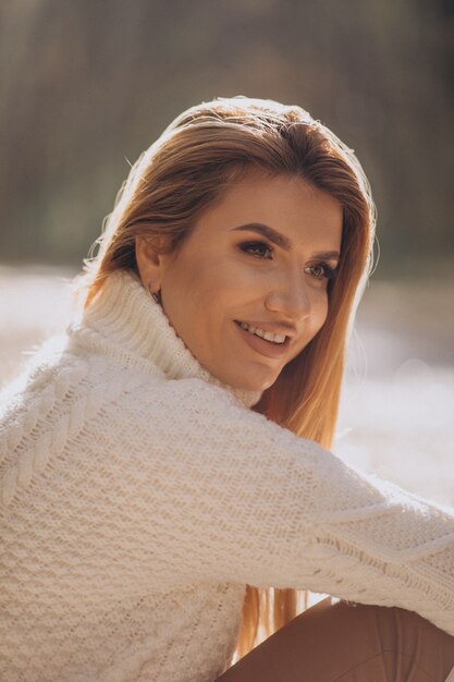 Mujer hermosa en un parque de otoño