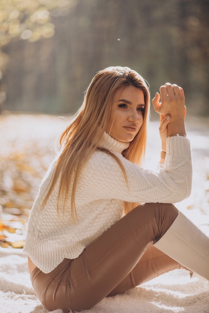 Mujer hermosa en un parque de otoño