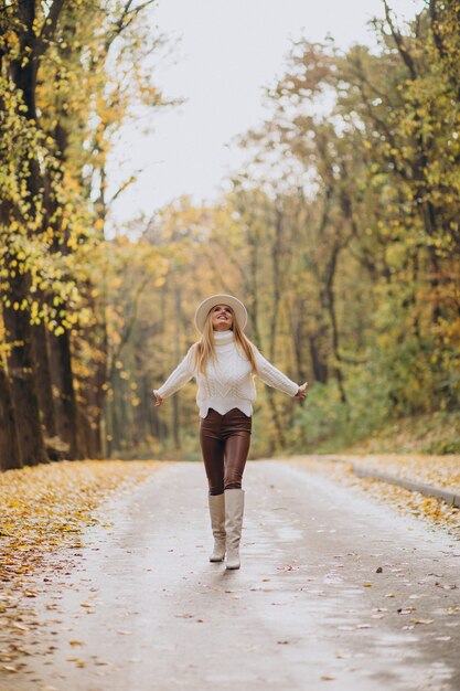 Mujer hermosa en un parque de otoño