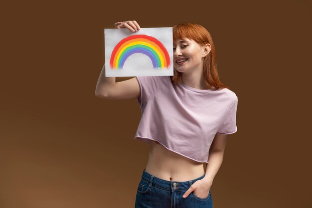 Mujer hermosa pelirroja en el día del orgullo