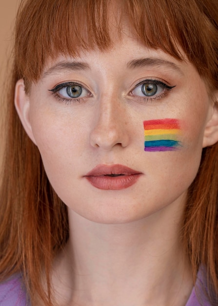 Mujer hermosa pelirroja en el día del orgullo