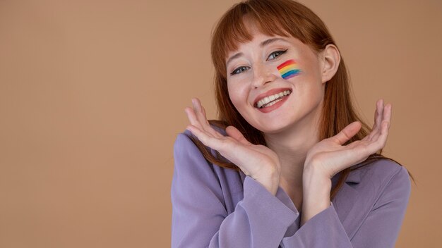 Mujer hermosa pelirroja en el día del orgullo