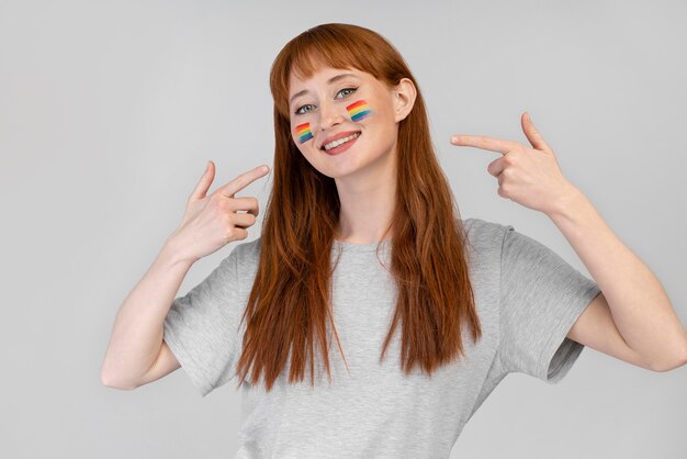 Mujer hermosa pelirroja con símbolo de arco iris