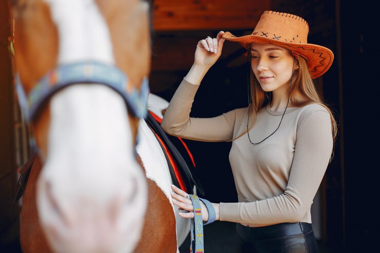 Foto gratuito mujer hermosa de pie con un caballo
