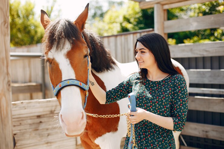 Foto gratuito mujer hermosa de pie con un caballo