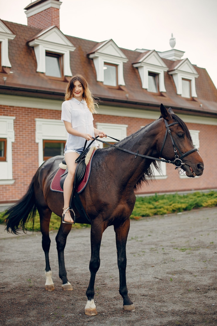 Foto gratuito mujer hermosa de pie con un caballo