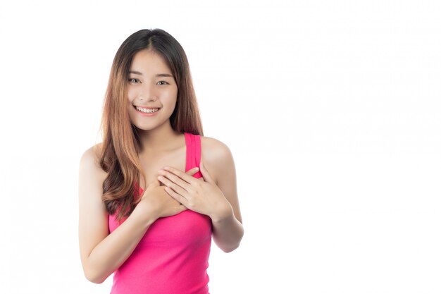 Mujer hermosa que lleva una camisa rosada con una sonrisa feliz en un fondo blanco