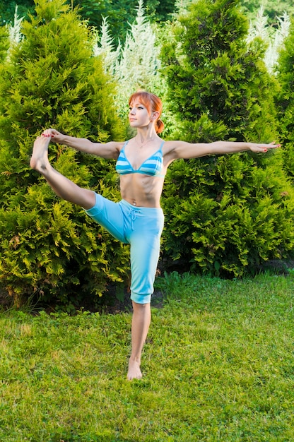 Mujer hermosa que practica la aptitud o yoga
