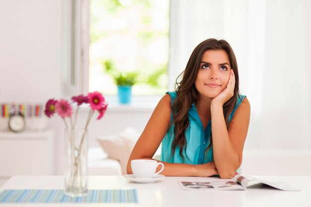 Mujer hermosa, relajante, en, sala