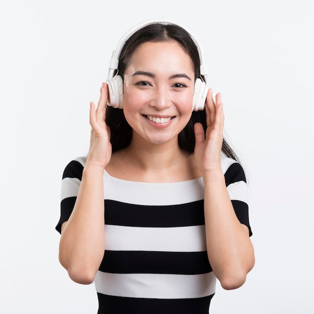 Mujer hermosa sonriente con auriculares