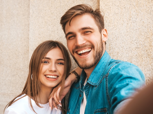 Mujer hermosa sonriente y su novio guapo en ropa casual de verano.