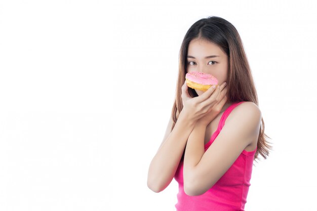 Mujer hermosa con una sonrisa feliz que celebra un buñuelo de la mano, aislado en el fondo blanco.