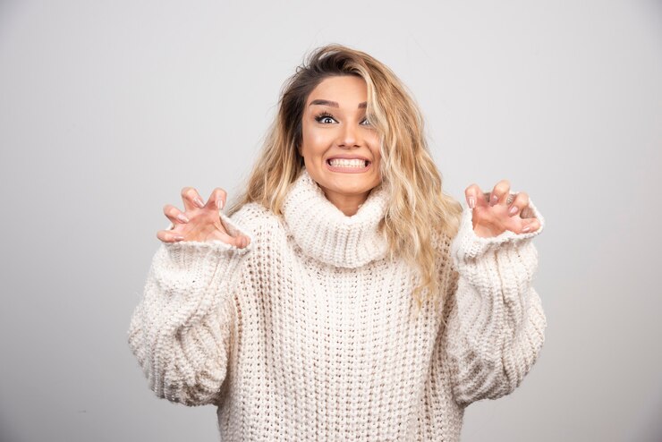 Foto gratuito mujer hermosa en suéter de invierno riendo.