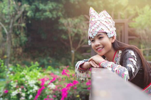 mujer hermosa tribal en traje tradicional en el parque