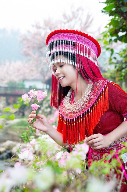 mujer hermosa tribal en traje tradicional rojo en el parque