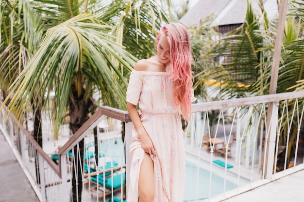 mujer hermosa en vestido de verano disfrutando de las vacaciones.