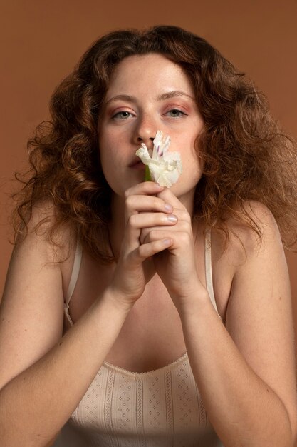 Mujer con hermosas flores de gladiolo