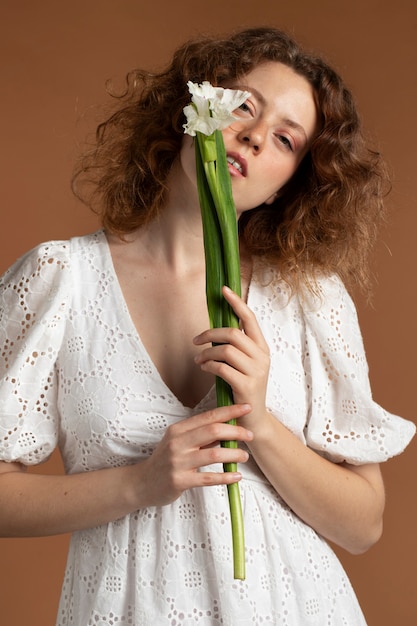 Mujer con hermosas flores de gladiolo