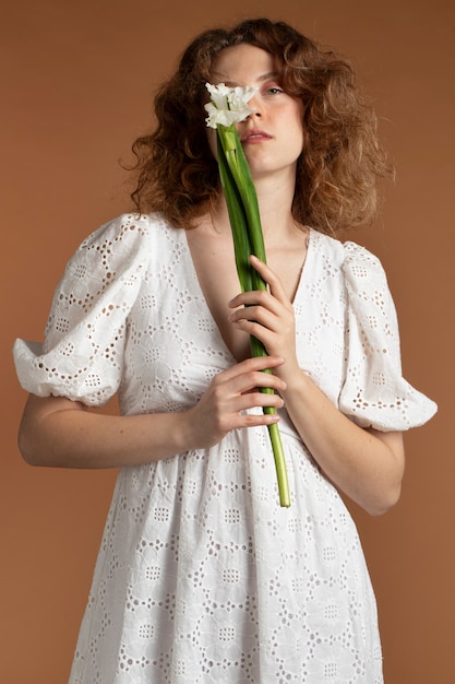 Mujer con hermosas flores de gladiolo