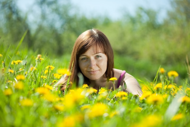 Mujer en hierba verde