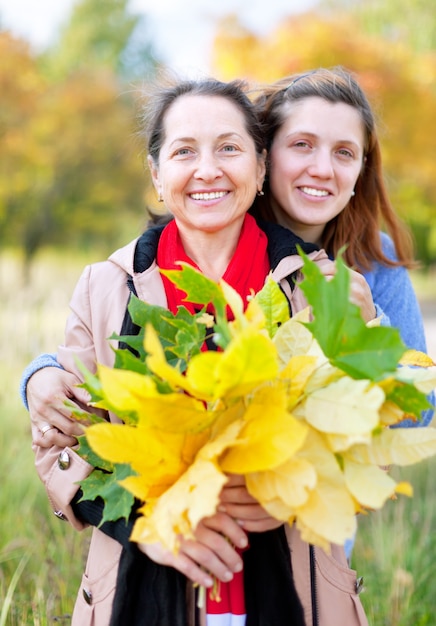 Mujer con hija adulta en otoño