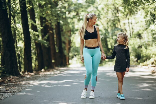 Mujer con hija corriendo en el parque