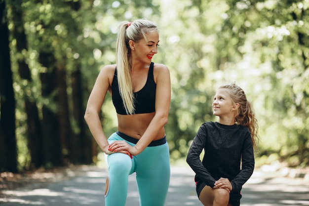 Mujer con hija corriendo en el parque