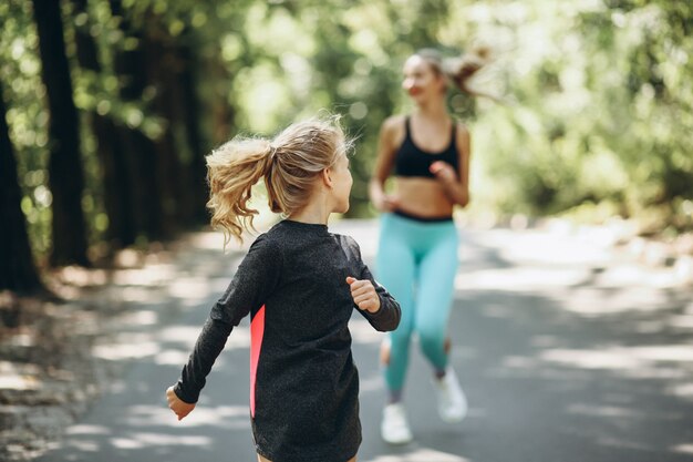 Mujer con hija corriendo en el parque