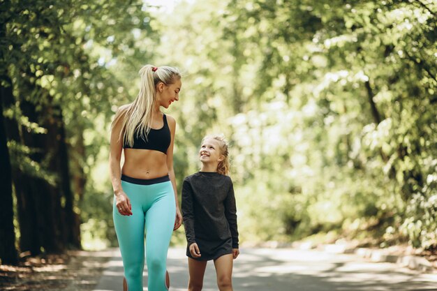 Mujer con hija corriendo en el parque