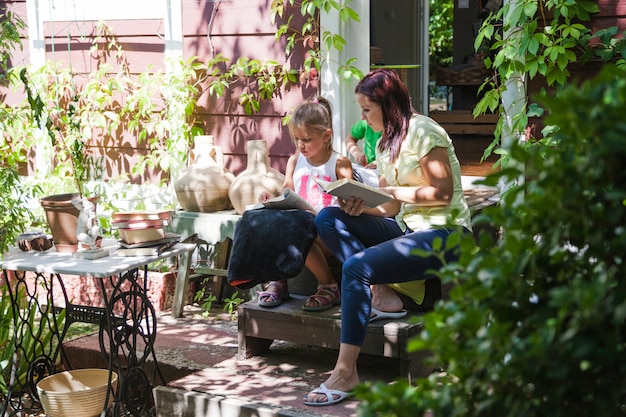 Foto gratuita mujer con la hija en el pórtico