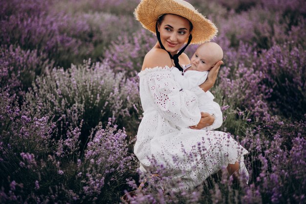 Mujer con hijo en un campo de lavanda