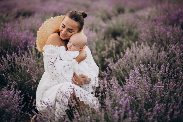 Foto gratuita mujer con hijo en un campo de lavanda